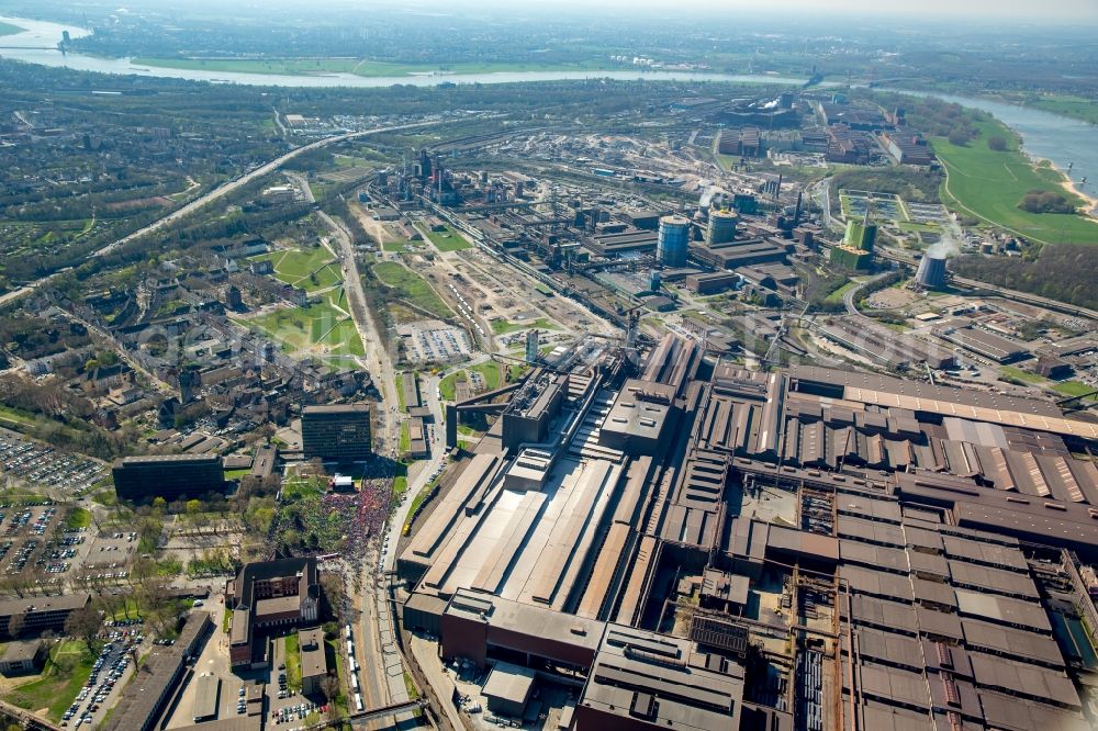 Aerial photograph Duisburg - Technical equipment and production facilities of the steelworks of Thyssen-Krupp AG in Duisburg in the state North Rhine-Westphalia