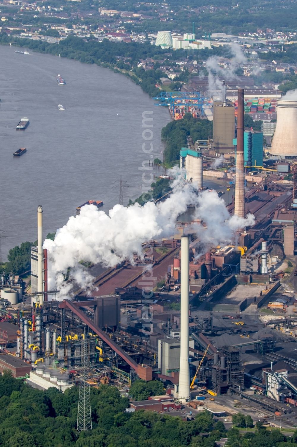 Duisburg from the bird's eye view: Technical equipment and production facilities of the steelworks Thyssen Krupp Steel on Mannesmannstrasse in Duisburg in the state North Rhine-Westphalia