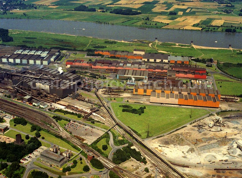 Aerial photograph Duisburg - Technical equipment and production facilities of the steelworks ThyssenKrupp in Duisburg in the state North Rhine-Westphalia