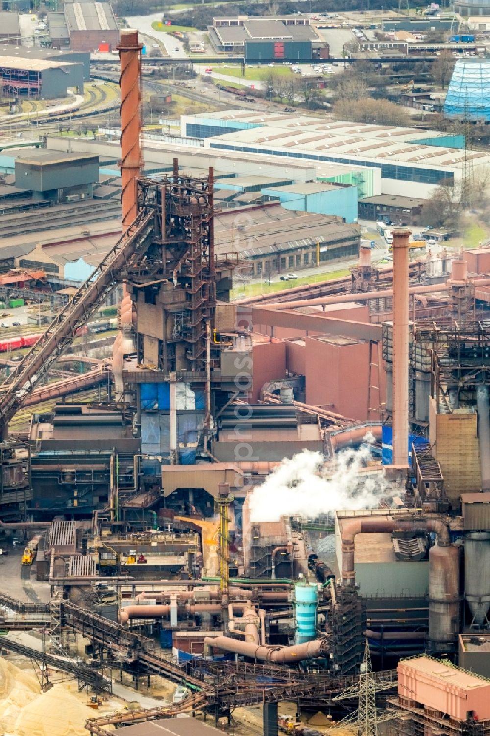 Aerial photograph Duisburg - Technical equipment and production facilities of the steelworks ThyssenKrupp-Stahlwerk Schwelgern in the district Marxloh in Duisburg in the state North Rhine-Westphalia, Germany