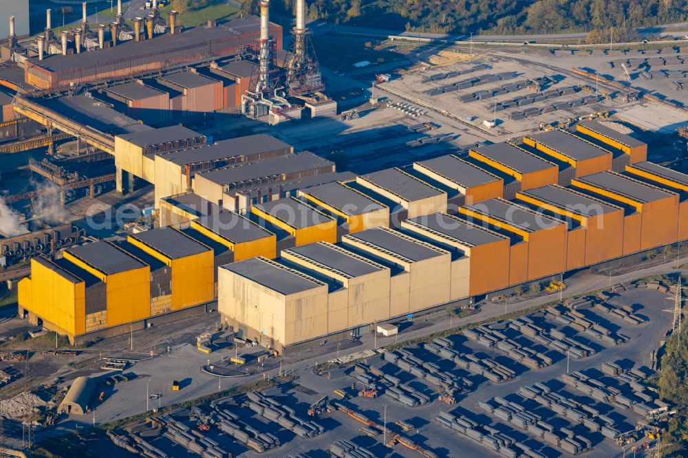 Duisburg from the bird's eye view: Technical equipment and production facilities of the steelworks ThyssenKrupp in the district Beeckerwerth in Duisburg at Ruhrgebiet in the state North Rhine-Westphalia