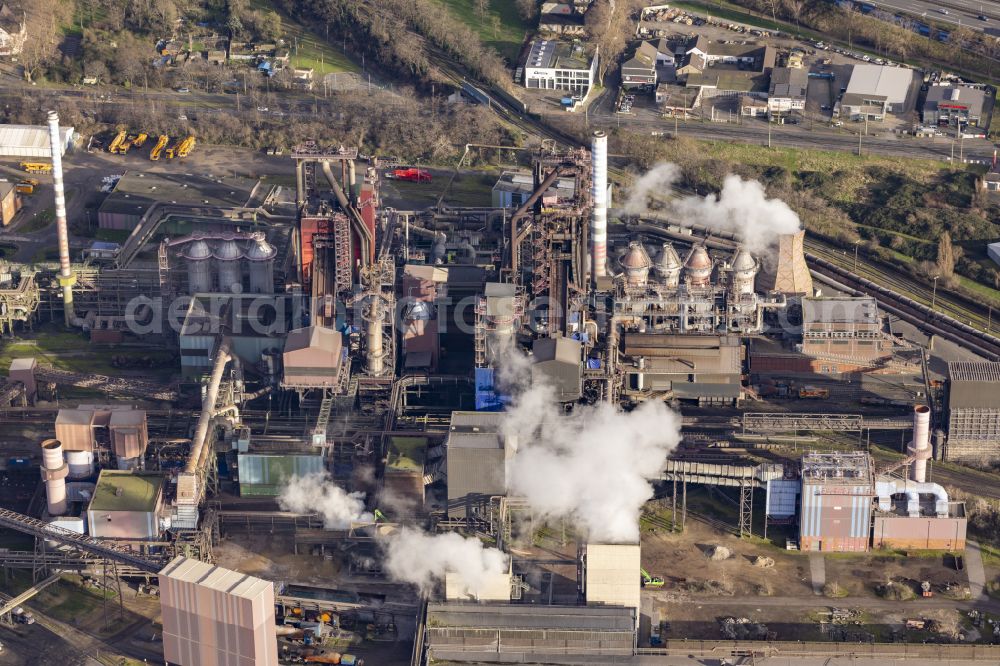 Aerial photograph Duisburg - Technical facilities in the industrial area of thyssenkrupp Steel Europe AG in the Bruckhausen district of Duisburg in the federal state of North Rhine-Westphalia, Germany