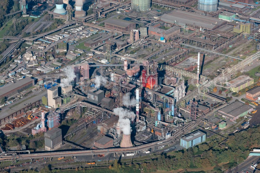 Beeckerwerth from the bird's eye view: Technical equipment and production facilities of the steelworks of thyssenkrupp Steel Europe AG in the district Bruckhausen in Duisburg in the state North Rhine-Westphalia, Germany