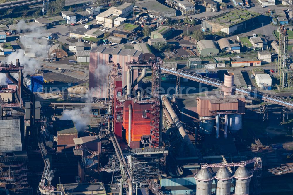 Beeckerwerth from the bird's eye view: Technical equipment and production facilities of the steelworks of thyssenkrupp Steel Europe AG in the district Bruckhausen in Duisburg in the state North Rhine-Westphalia, Germany