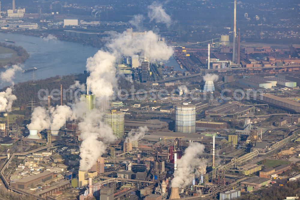 Duisburg from above - Technical equipment and production facilities of the steelworks of thyssenkrupp Steel Europe AG with river Rhein in the district Bruckhausen in Duisburg at Ruhrgebiet in the state North Rhine-Westphalia, Germany