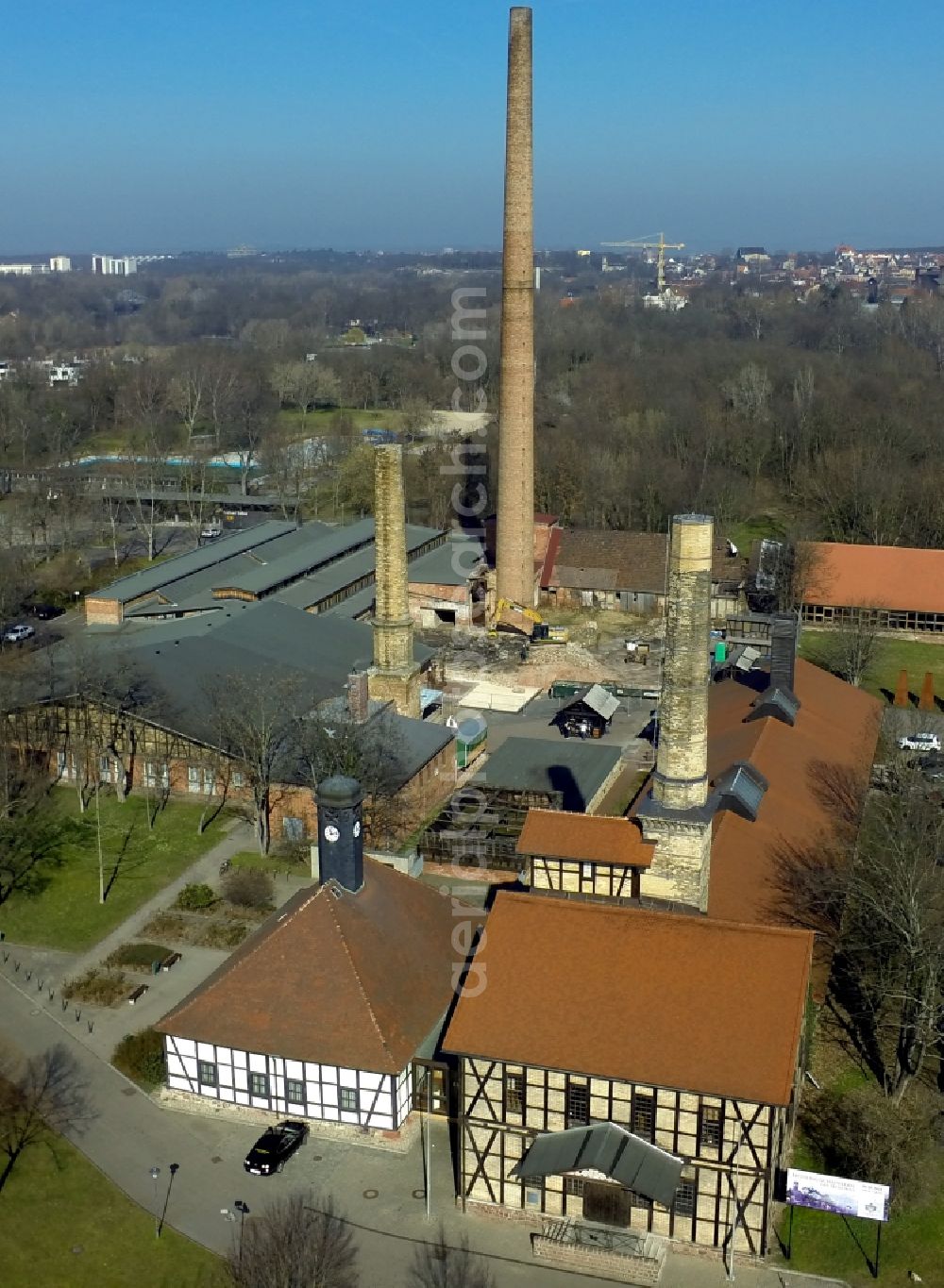 Aerial photograph Halle / Saale - Residential area on the banks of the Saale in Kroellwitz district in Halle (Saale) in Saxony-Anhalt