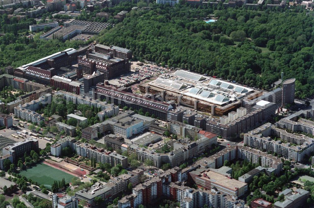 Berlin from the bird's eye view: Die ehemaligen AEG-Fabriken am Humboldthain, der heutige Technologie- und Innovationspark Berlin TIB und das Berliner Innovations- und Gründerzentrum BIG in Berlin Wedding. Former AEG-factories, today the Technology and Innovation centre TIB and the Innovation and new business center BIG.