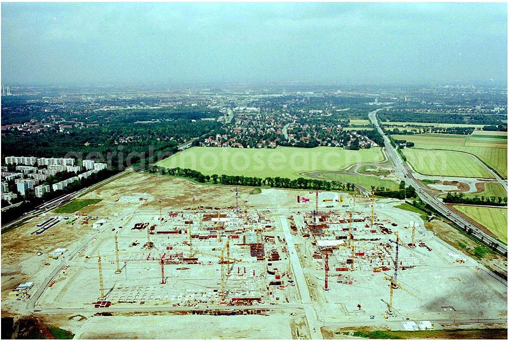 Aerial image Unterhaching - 25.07.2004 Neues Technologiecenter „Campeon“ in Unterhaching Auf dem Gelände Gemarkung Neubiberg entsteht der neue Firmenstandort der Infineon Technologies AG. Das schlüsselfertige Bauvorhaben „Campeon“ mit einer Bruttogeschossfläche von 238.000 m² (circa 950.000 m³ umbauter Raum) wird in Arbeitsgemeinschaft mit Wolff & Müller, Müller-Altvatter, Lindner, Wayss & Freytag Schlüsselfertigbau und Max Bögl umgesetzt.