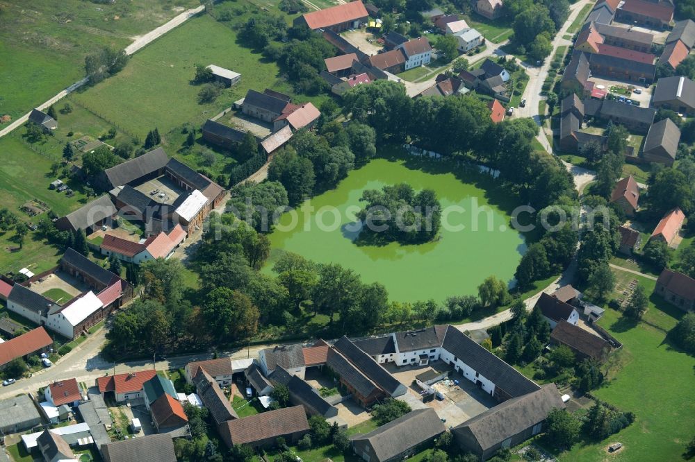 Borgisdorf from the bird's eye view: Pond in the centre of the village of Borgisdorf in the state of Brandenburg. The pond with its small island is located in the centre of the village in the county district of Teltow-Flaeming