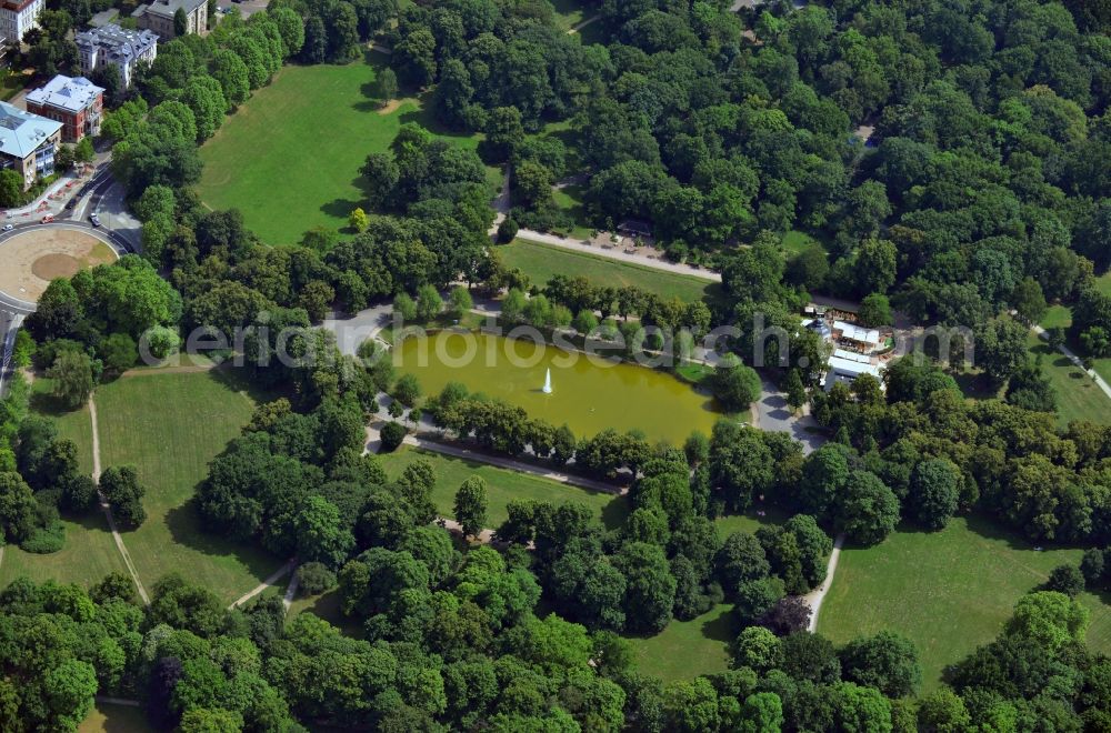 Aerial photograph Leipzig - View of a pond with a fountain in the Clara-Zetkin-Park between the Franz-Schubert-Platz and the Brahmsplatz at the Anton Bruckner Avenue in the state Saxony