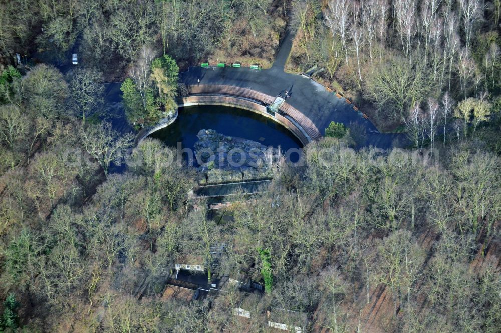 Aerial photograph Berlin - Bear enclosure with a pond on Bärenschaufenster the zoo in the district of Lichtenberg in Berlin