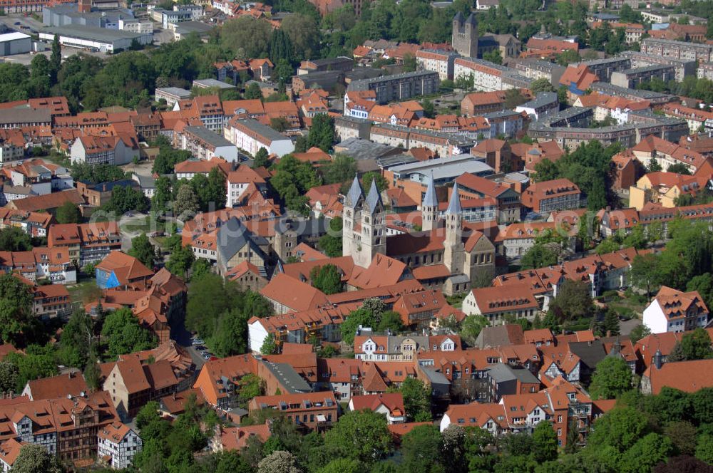 Aerial photograph Halberstadt - Blick auf einen Teil der Altstadt von Halberstadt mit der Liebfrauenkirche im Mittelpunkt. Die Liebfrauenkirche ist 1005 erbaut worden und ist heute die einzig erhaltene viertürmige Basilika aus der Romanik in Mitteldeutschland. Die Kirche birgt viele Schätze in ihrem Inneren. Einer davon ist das monumentale Triumphkreuz, welches aus dem Jahr 1230 stammt. Kontakt: Evang.-ref. Kirchengemeinde zu Liebfrauen, Domplatz 46, 38820 Halberstadt, Tel. +49(0)3941 24210, Fax +49(0)3941 570403, Email: reformiert-hbs@t-online.de; Kontakt Information: Halberstadt Information, Hinter dem Rathause 6, 38820 Halberstadt, Tel. +49(0)3941 551815