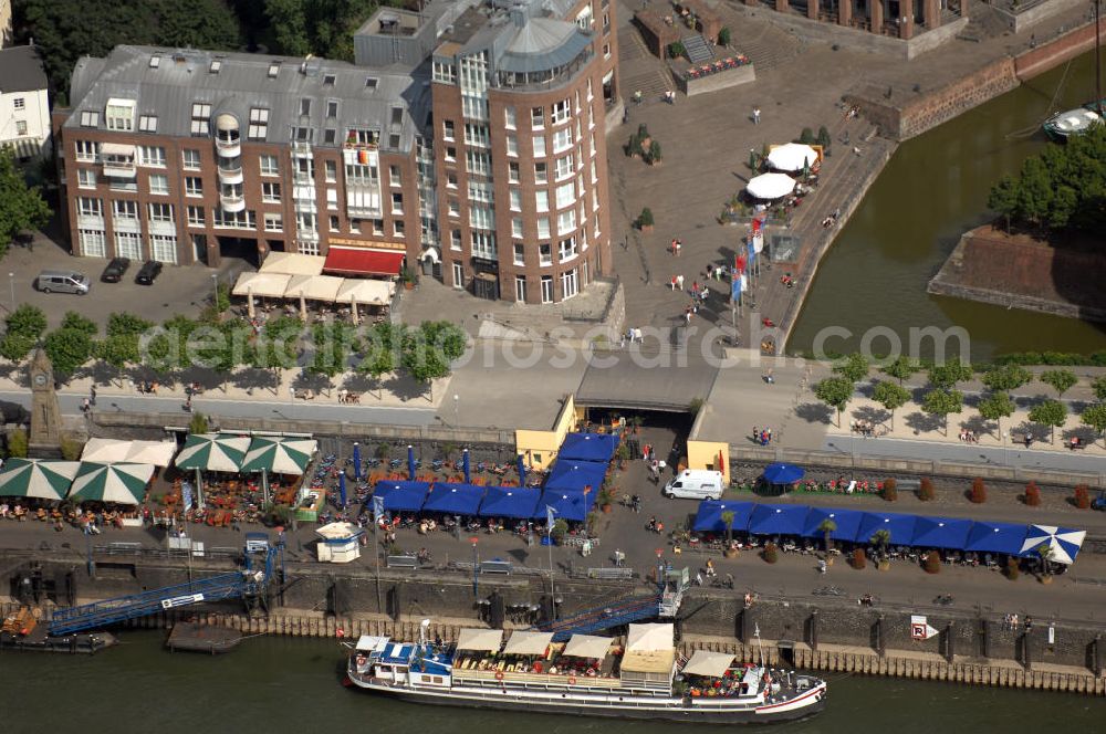 Düsseldorf from the bird's eye view: Blick auf einen Teil der Altstadt von Düsseldorf und der Rheinuferpromenade. Die Rheinuferpromenade umfasst die Strassen Tonhallenufer, Schlossufer, Rathausufer und Mannesmannufer. Die Promenade entstand um 1900. Östlich befindet sich der Alte Hafen. Kontakt: Düsseldorf Marketing & Tourismus GmbH, Der Neue Stahlhof, Breite Strasse 69, 40213 Düsseldorf, Tel. +49(0)211 17202 0, Fax +49(0)211 17202 323, Email: info@duesseldorf-tourismus.de