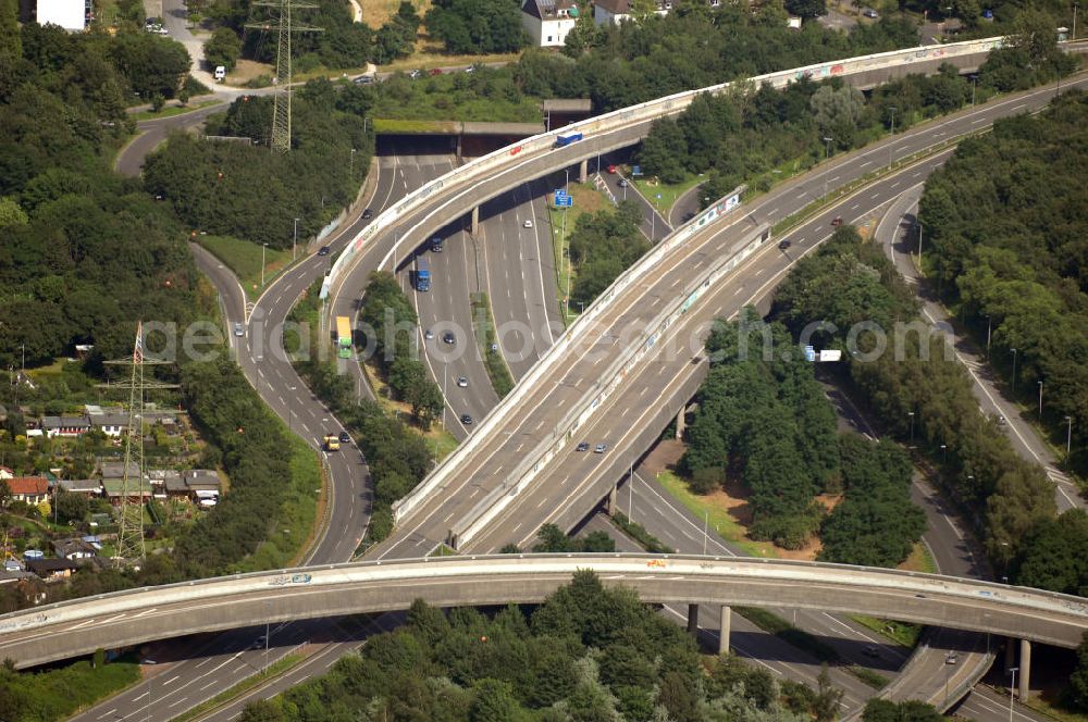 Düsseldorf from above - Blick auf einen Teil der Autobahn 46 Münchener Strasse in Düsseldorf. Die mehrspurige Münchener Strasse wurde in den 1970er Jahren gebaut und entlastet den Durchgangsverkehr aus der Innenstadt. Kontakt: Düsseldorf Marketing & Tourismus GmbH, Der Neue Stahlhof, Breite Strasse 69, 40213 Düsseldorf, Tel. +49(0)211 17202 0, Fax +49(0)211 17202 323, Email: info@duesseldorf-tourismus.de