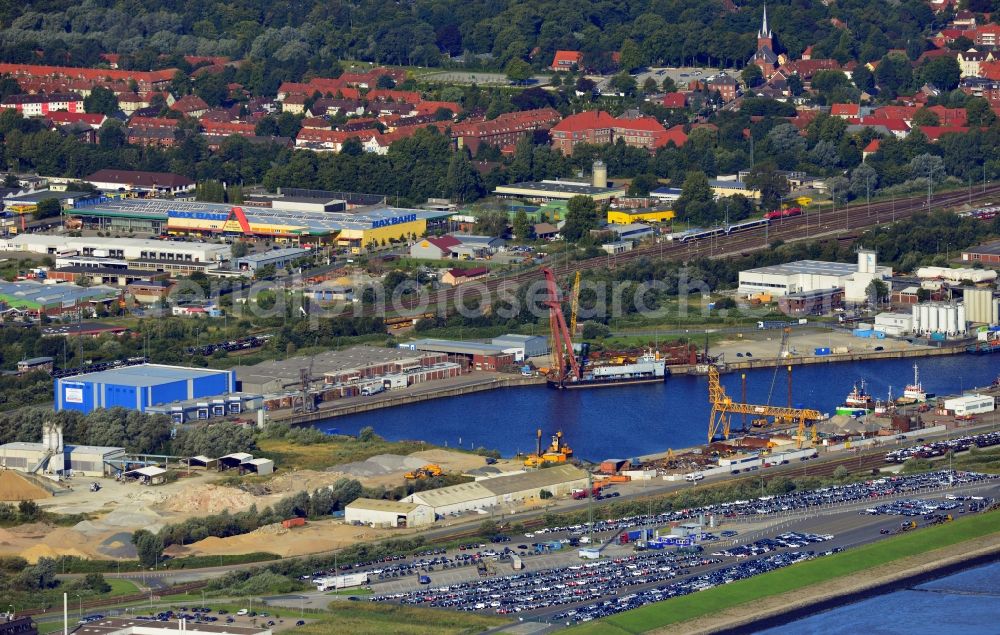 Cuxhaven from the bird's eye view: Expanded part of the Neuer Fischereihafen with surrounding industrial and residential area and railway tracks in Cuxhaven in Lower Saxony