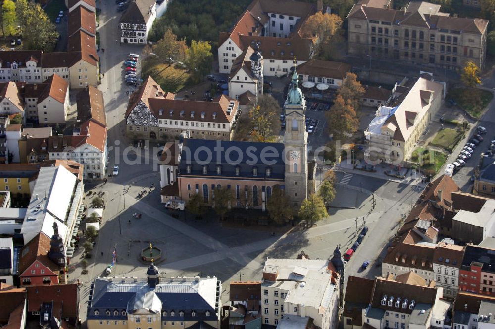 Aerial image Eisenach - Blick auf das Stadtschloss und der Georgenkirche am Marktplatz. Die Georgenkirche ist die größte und bekannteste Kirche Eisenachs. Sie wurde im 12. Jahrhundert von Ludwig III. gegründet und 1515 zu einer spätgotischen Hallenkirche umgebaut. Das Stadtschloss entstand seit 1742 etappenweise. Seit 1931 ist dort das Thüringer Museum Eisenach untergebracht. Kontakt: Eisenach-Wartburg-Stiftung Eisenachregion Touristik GmbH, Markt 9, 99817 Eisenach, Tel. +49(0)3691 7923 0, Fax +49(0)3691 7923 20, Email: info@eisenach.info