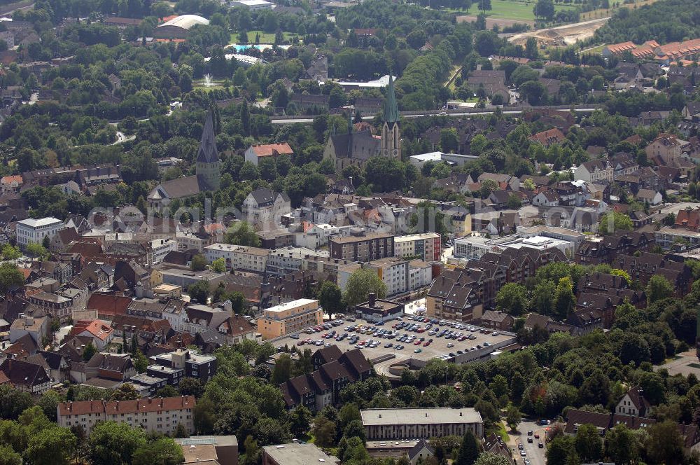 Aerial image Kamen - Blick auf einen Teil der Stadt Kamen. Links befindet sich die evangelische Pauluskirche. Sie wurde im 12. Jahrhundert errichtet und deren Dachhaube (schiefer Turm genannt) ist heute das Wahrzeichen von Kamen. Rechts befindet sich die katholische Kirche Heilige Familie. Kontakt: Kreisstadt Unna, Rathausplatz 1, 59423 Unna, Tel. +49(0)2303 103 0, Fax +49(0)2303 103 273, Email: info@stadt-unna.de