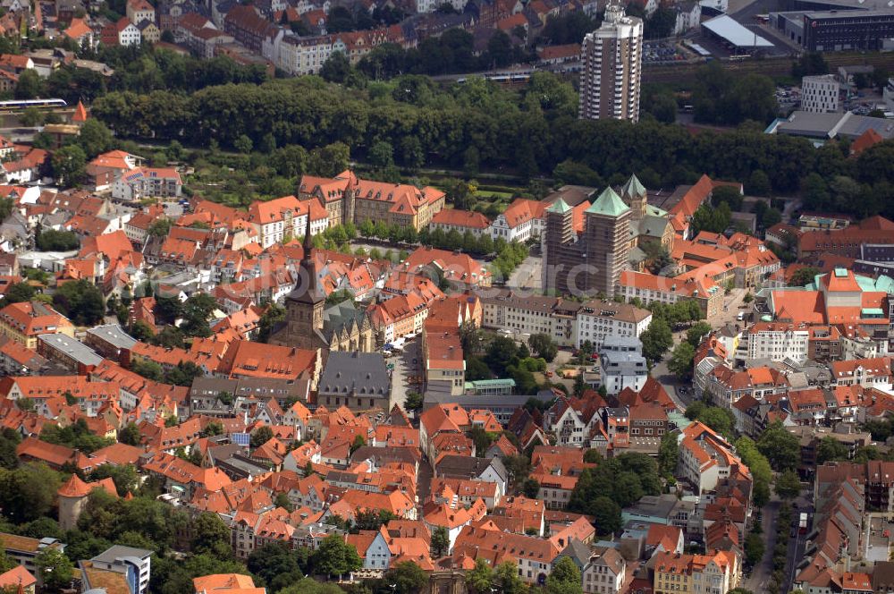 Osnabrück from the bird's eye view: Blick auf den Dom St. Peter in Osnabrück. Er ist der Sitz des Bischofs von Osnabrück und ein spätromanisches Bauwerk. Im Norden befindet sich der Herrenteichswall. Kontakt: Stadt Osnabrück, Postfach 4460, 49034 Osnabrück, Tel. +49(0)541 323 0, Email: redaktion@osnabrueck.de