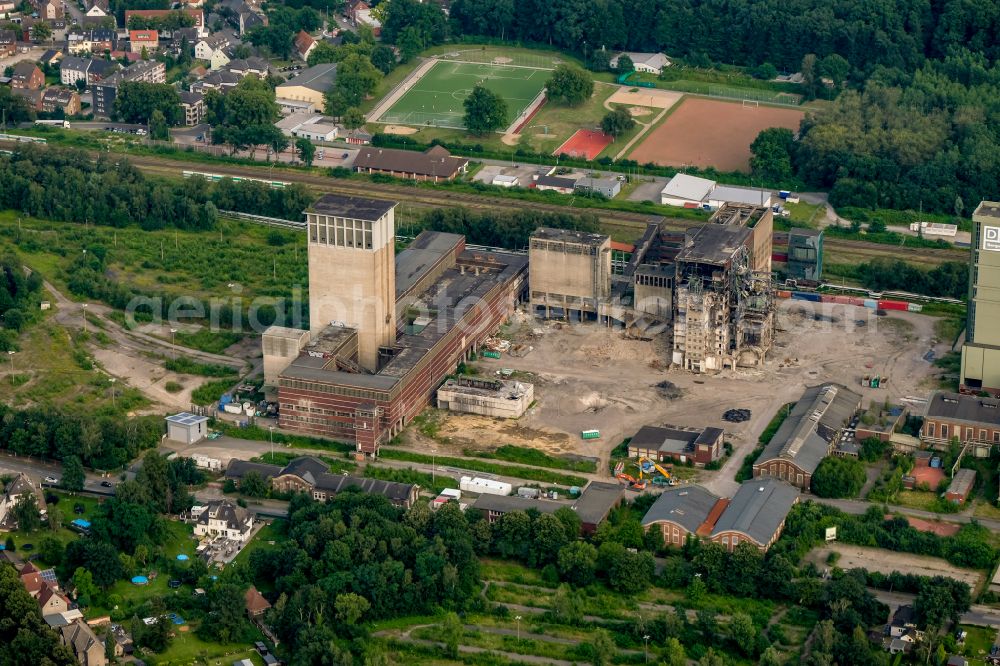 Aerial photograph Gelsenkirchen - Partial demolition work on the abandoned conveyor systems and mining shaft with winding tower DSK Bergwerk Lippe Zeche Westerholt in the coal mining area in the district Hassel in Gelsenkirchen in the Ruhr area in the state North Rhine-Westphalia, Germany