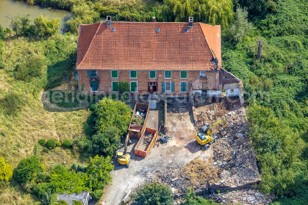 Hamm from the bird's eye view: Partial demolition after fire at the former moated castle Haus Hohenover in Hamm in the Ruhr area in the state of North Rhine-Westphalia, Germany