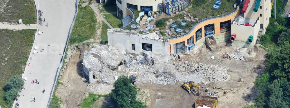 Aerial image Rostock Warnemünde - Abrißarbeiten an der Ruine des ehemaligen Spaßbad Samoa am Strand von Warnemünde. Bereits 2003 war das erst gut zwei Jahre zuvor eröffnete Spaßbad pleite und wieder geschlossen worden. Die Deutsche Immobilien AG will auf diesem Gelände in unmittelbarer Nähe zum Hotel Neptun ein familienorientiertes Hotel mit Wellnessanlage errichten, welches auch personell durch das benachbarte Traditionshotel mit bewirtschaftet werden soll. Partial demolition of the ruins of the former water park on the beach of Roctock - Warnemünde.