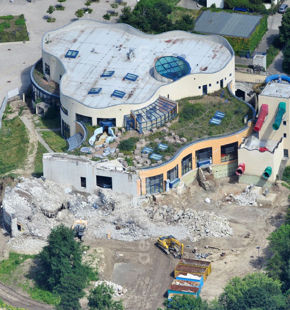 Aerial photograph Rostock Warnemünde - Abrißarbeiten an der Ruine des ehemaligen Spaßbad Samoa am Strand von Warnemünde. Bereits 2003 war das erst gut zwei Jahre zuvor eröffnete Spaßbad pleite und wieder geschlossen worden. Die Deutsche Immobilien AG will auf diesem Gelände in unmittelbarer Nähe zum Hotel Neptun ein familienorientiertes Hotel mit Wellnessanlage errichten, welches auch personell durch das benachbarte Traditionshotel mit bewirtschaftet werden soll. Partial demolition of the ruins of the former water park on the beach of Roctock - Warnemünde.