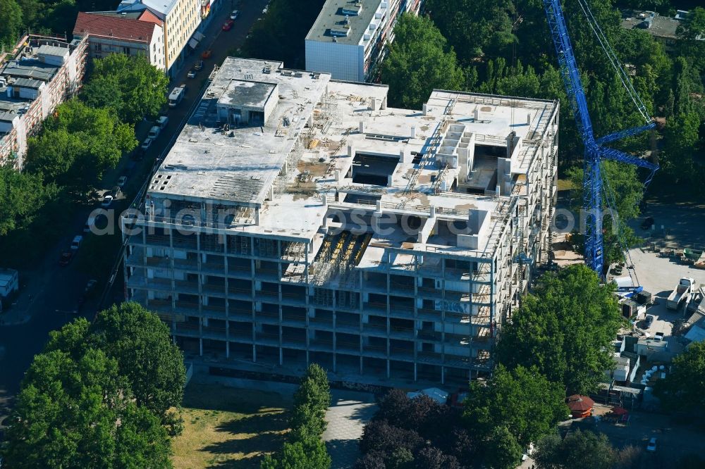 Aerial photograph Berlin - Partial demolition and reconstruction of the former department store building Kaufhof - Centrum Warenhaus on Hermann-Stoehr-Platz - Koppenstrasse in the district Friedrichshain in Berlin, Germany