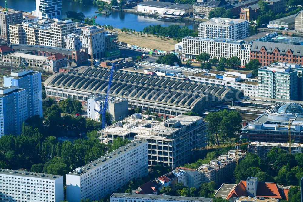 Aerial image Berlin - Partial demolition and reconstruction of the former department store building Kaufhof - Centrum Warenhaus on Hermann-Stoehr-Platz - Koppenstrasse in the district Friedrichshain in Berlin, Germany