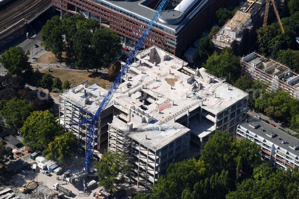 Berlin from the bird's eye view: Partial demolition and reconstruction of the former department store building Kaufhof - Centrum Warenhaus on Hermann-Stoehr-Platz - Koppenstrasse in the district Friedrichshain in Berlin, Germany