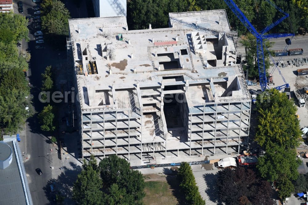 Berlin from the bird's eye view: Partial demolition and reconstruction of the former department store building Kaufhof - Centrum Warenhaus on Hermann-Stoehr-Platz - Koppenstrasse in the district Friedrichshain in Berlin, Germany