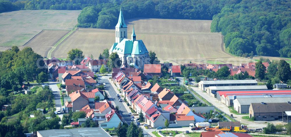 Aerial photograph Effelder - Teilansicht der Gemeinde Effelder im Landkreis Eichsfeld in Thüringen. Die Kirche St. Alban mit ihrem weithin sichtbaren Kupferdach wird auch als Eichsfelder Dom bezeichnet und ist das Wahrzeichen des Dorfes. Partial view on municipality Effelder in borough Eichsfeld in Thuringia. The village´s landmark church St. Alban with its widely visible copper roof is also called Eichsfeld Cathedral.