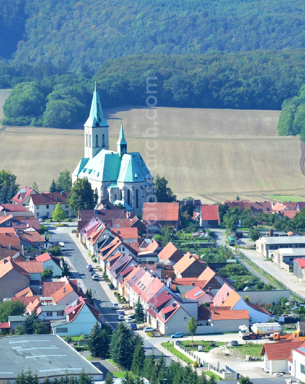 Effelder from above - Teilansicht der Gemeinde Effelder im Landkreis Eichsfeld in Thüringen. Die Kirche St. Alban mit ihrem weithin sichtbaren Kupferdach wird auch als Eichsfelder Dom bezeichnet und ist das Wahrzeichen des Dorfes. Partial view on municipality Effelder in borough Eichsfeld in Thuringia. The village´s landmark church St. Alban with its widely visible copper roof is also called Eichsfeld Cathedral.