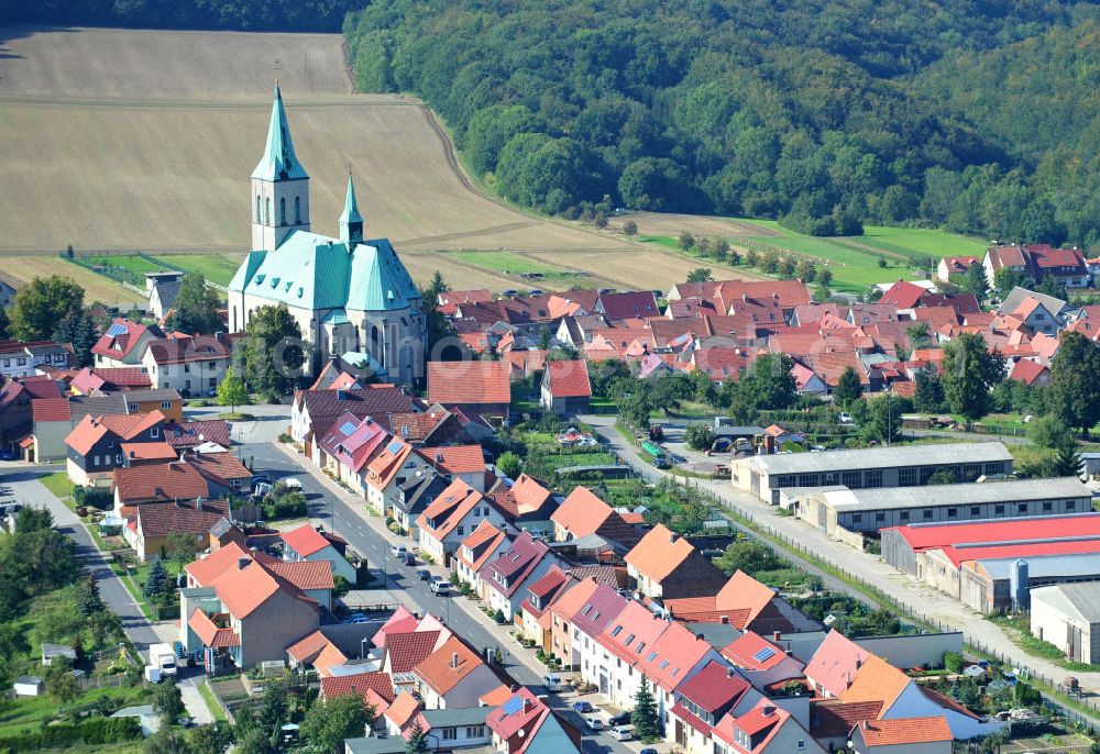 Effelder from above - Teilansicht der Gemeinde Effelder im Landkreis Eichsfeld in Thüringen. Die Kirche St. Alban mit ihrem weithin sichtbaren Kupferdach wird auch als Eichsfelder Dom bezeichnet und ist das Wahrzeichen des Dorfes. Partial view on municipality Effelder in borough Eichsfeld in Thuringia. The village´s landmark church St. Alban with its widely visible copper roof is also called Eichsfeld Cathedral.