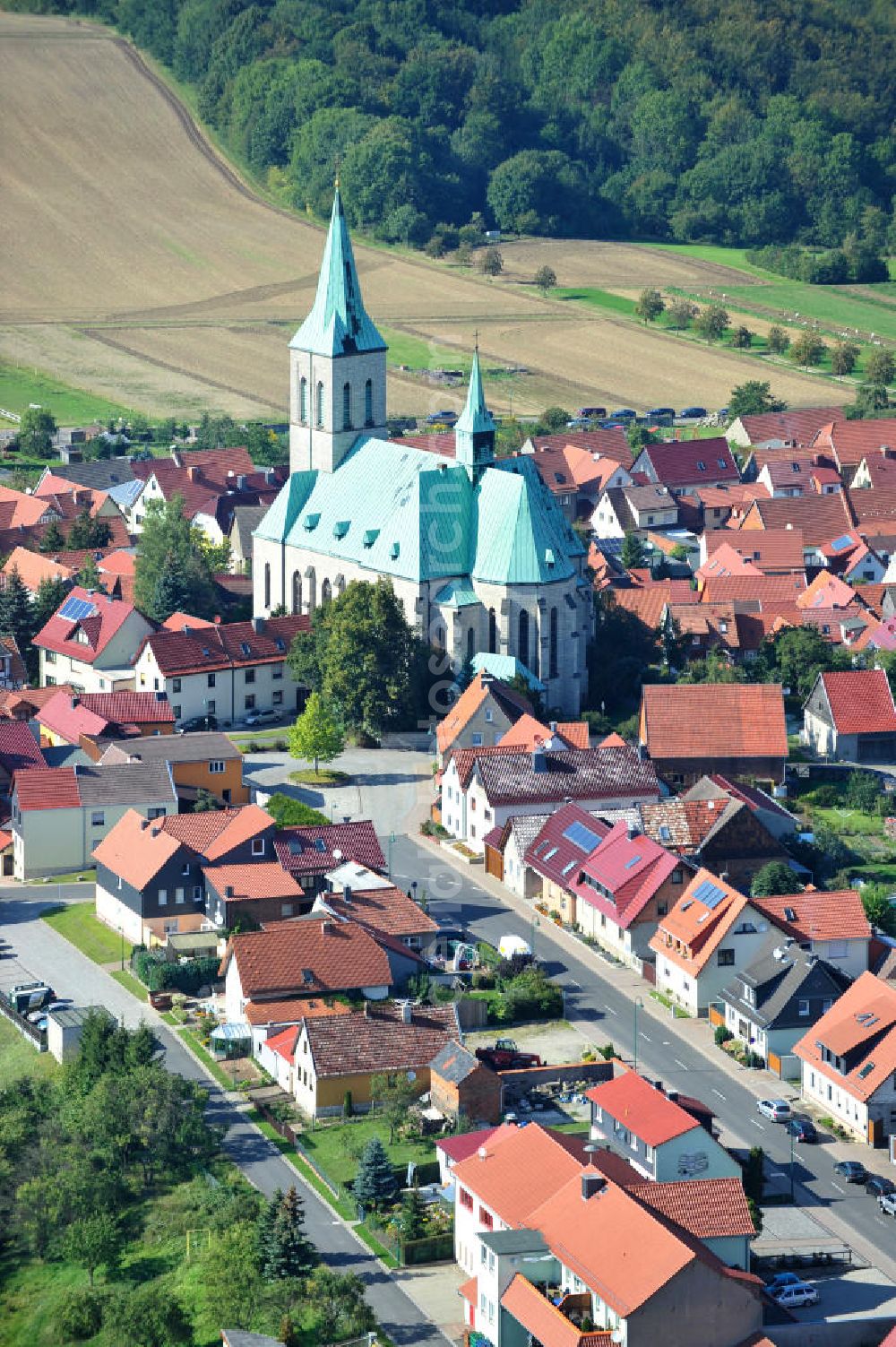 Aerial photograph Effelder - Teilansicht der Gemeinde Effelder im Landkreis Eichsfeld in Thüringen. Die Kirche St. Alban mit ihrem weithin sichtbaren Kupferdach wird auch als Eichsfelder Dom bezeichnet und ist das Wahrzeichen des Dorfes. Partial view on municipality Effelder in borough Eichsfeld in Thuringia. The village´s landmark church St. Alban with its widely visible copper roof is also called Eichsfeld Cathedral.