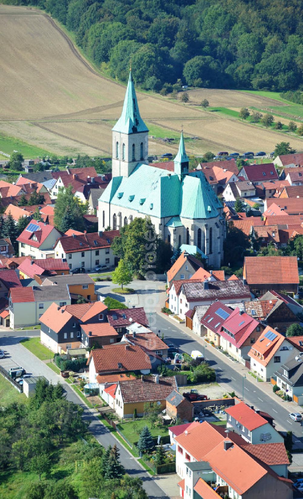 Effelder from above - Teilansicht der Gemeinde Effelder im Landkreis Eichsfeld in Thüringen. Die Kirche St. Alban mit ihrem weithin sichtbaren Kupferdach wird auch als Eichsfelder Dom bezeichnet und ist das Wahrzeichen des Dorfes. Partial view on municipality Effelder in borough Eichsfeld in Thuringia. The village´s landmark church St. Alban with its widely visible copper roof is also called Eichsfeld Cathedral.