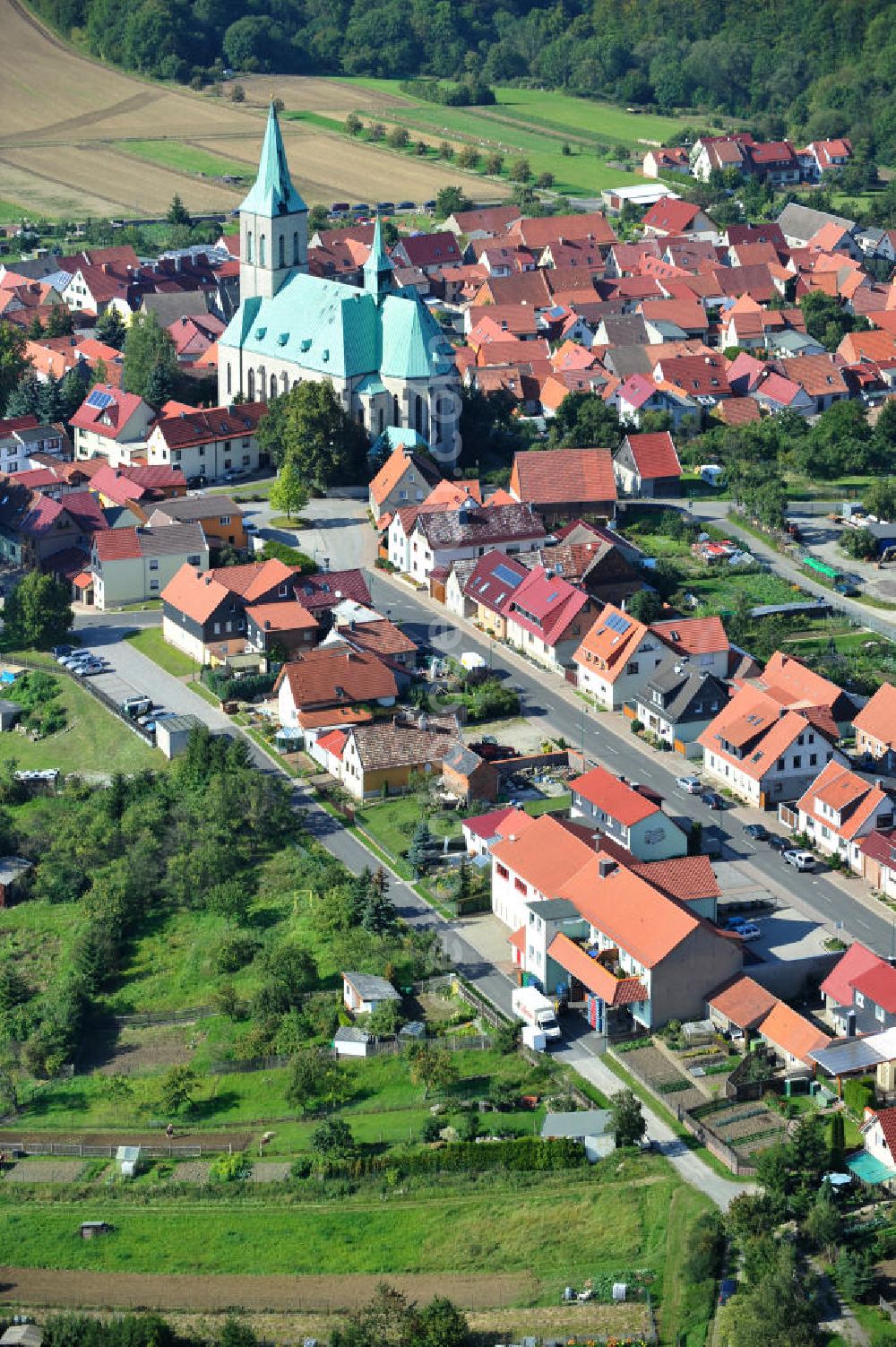 Effelder from the bird's eye view: Teilansicht der Gemeinde Effelder im Landkreis Eichsfeld in Thüringen. Die Kirche St. Alban mit ihrem weithin sichtbaren Kupferdach wird auch als Eichsfelder Dom bezeichnet und ist das Wahrzeichen des Dorfes. Partial view on municipality Effelder in borough Eichsfeld in Thuringia. The village´s landmark church St. Alban with its widely visible copper roof is also called Eichsfeld Cathedral.