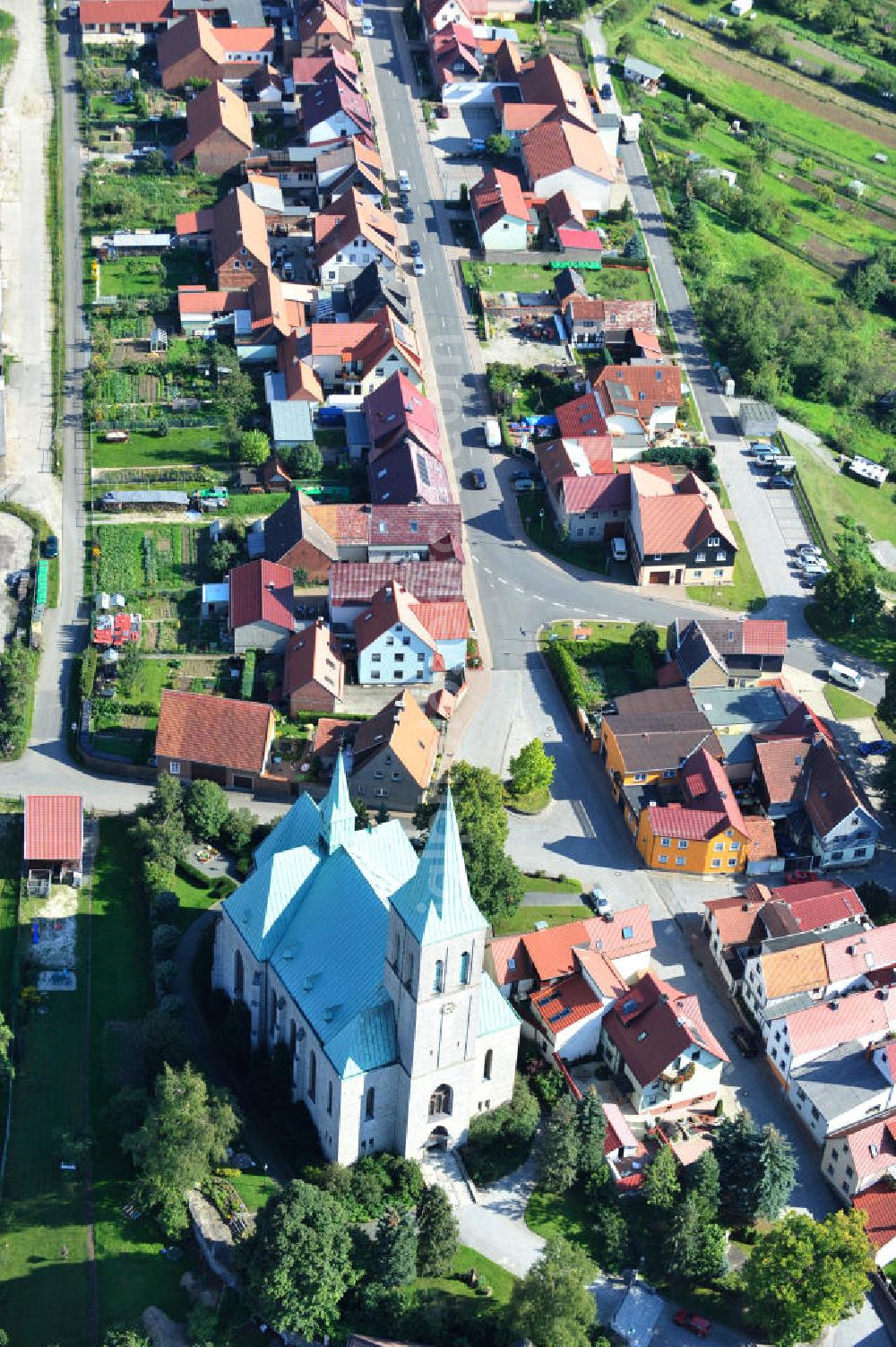 Effelder from above - Teilansicht der Gemeinde Effelder im Landkreis Eichsfeld in Thüringen. Die Kirche St. Alban mit ihrem weithin sichtbaren Kupferdach wird auch als Eichsfelder Dom bezeichnet und ist das Wahrzeichen des Dorfes. Partial view on municipality Effelder in borough Eichsfeld in Thuringia. The village´s landmark church St. Alban with its widely visible copper roof is also called Eichsfeld Cathedral.