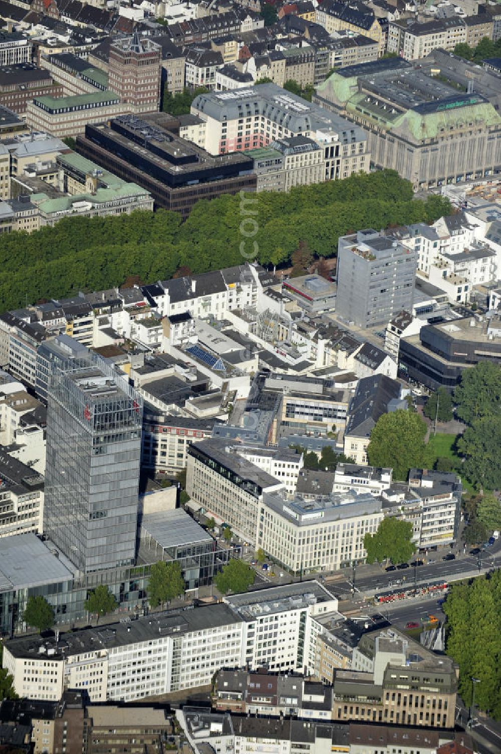 Düsseldorf from the bird's eye view: Stadtteilansicht auf Büro- und Verwaltungsgebäude an der Berliner Allee / Blumenstraße, geprägt durch ein Bürohochaus von dem Investment Unternehmen Ideenkapital GmbH und eine Bankfiliale der Stadtsparkasse Düsseldorf. Partial view on office and administration buildings at the streets Berliner Allee / Blumenstrasse, characterized by a high-rise office block of the Investment company Ideenkapital GmbH and a branch bank of the Stadtsparkasse Düsseldorf.