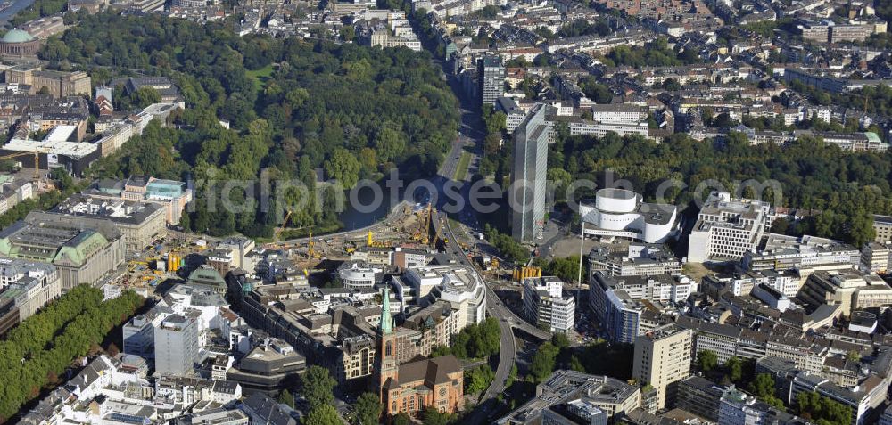 Düsseldorf from above - Stadtansicht von dem Stadtbezirk 01 in Düsseldorf mit dem Hofgarten, der evangelischen Johanneskirche, dem Einkaufszentrum Schadow-Arkaden, dem Schauspielhaus Düsseldorf und dem Büro- und Verwaltungsgebäude Dreischeibenhaus. Partial view of the borough Stadtbezirk 01 in Düsseldorf with the evangelical church Johanneskirche, the shopping plaza Schadow Arkaden, the theater Düsseldorf and the office / administrative building Dreischeibenhaus.