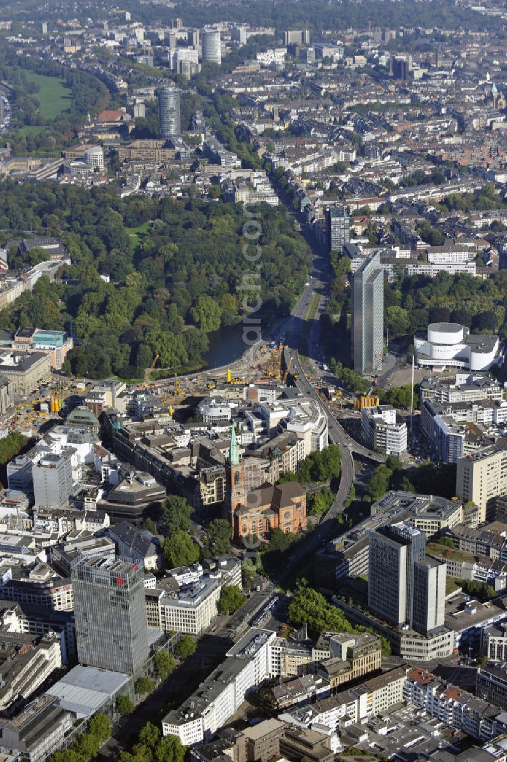 Düsseldorf from the bird's eye view: Stadtansicht von dem Stadtbezirk 01 in Düsseldorf mit dem Hofgarten, der evangelischen Johanneskirche, dem Einkaufszentrum Schadow-Arkaden, dem Schauspielhaus Düsseldorf und dem Büro- und Verwaltungsgebäude Dreischeibenhaus. Partial view of the borough Stadtbezirk 01 in Düsseldorf with the evangelical church Johanneskirche, the shopping plaza Schadow Arkaden, the theater Düsseldorf and the office / administrative building Dreischeibenhaus.