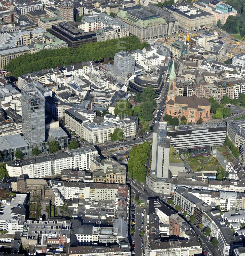 Aerial photograph Düsseldorf - Stadtteilansicht auf den Stadtbezirk 01 mit Mehrfamilienhäusern; einem Bürohochaus von dem Investment Unternehmen Ideenkapital GmbH einer Bankfiliale der Stadtsparkasse Düsseldorf, der evangelischen Johanneskirche, der Hauptverwaltung der Bundesbank, dem Luxushotel Breidenbacher Hof und dem Einkaufszentrum Kaufhof an der Kö. Partial view on the borough Stadtbezirk 01 characterized by blocks of flats; a high-rise office block of the Investment company Ideenkapital GmbH, a branch bank of the Stadtsparkasse Düsseldorf, the evangelic church Johanneskirche, the central office of the German Central Bank, the deluxe hotel Breidenbacher Hof and the mall Kaufhaus an der Kö.