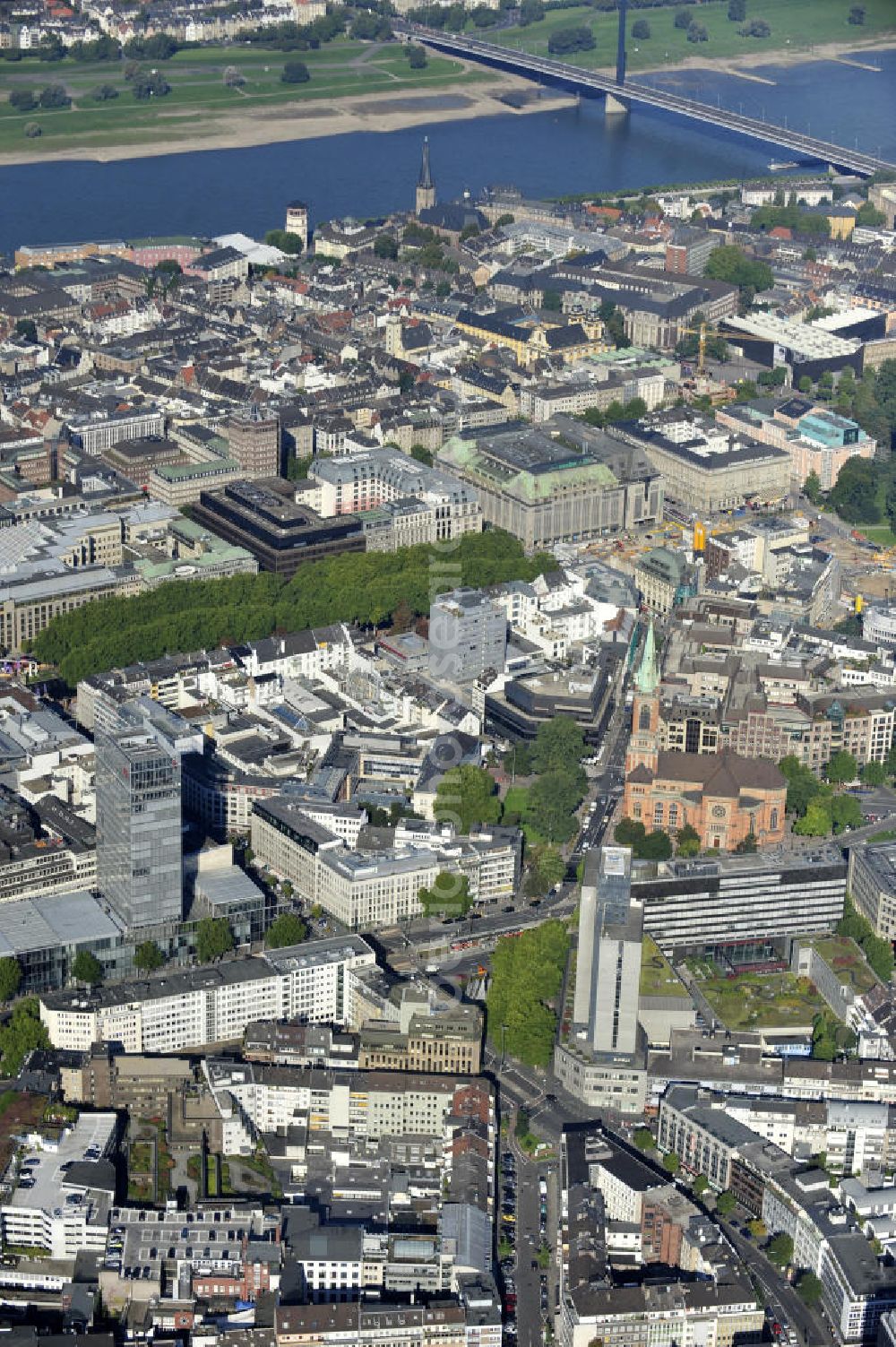 Aerial image Düsseldorf - Stadtteilansicht auf den Stadtbezirk 01 mit Mehrfamilienhäusern; einem Bürohochaus von dem Investment Unternehmen Ideenkapital GmbH einer Bankfiliale der Stadtsparkasse Düsseldorf, der evangelischen Johanneskirche, der Hauptverwaltung der Bundesbank, dem Luxushotel Breidenbacher Hof, dem Einkaufszentrum Kaufhof an der Kö und der Oberkasseler Brücke. Partial view on the borough Stadtbezirk 01 characterized by blocks of flats; a high-rise office block of the Investment company Ideenkapital GmbH, a branch bank of the Stadtsparkasse Düsseldorf, the evangelic church Johanneskirche, the central office of the German Central Bank, the deluxe hotel Breidenbacher Hof, the mall Kaufhaus an der Kö and the bridge Oberkasseler Brücke.