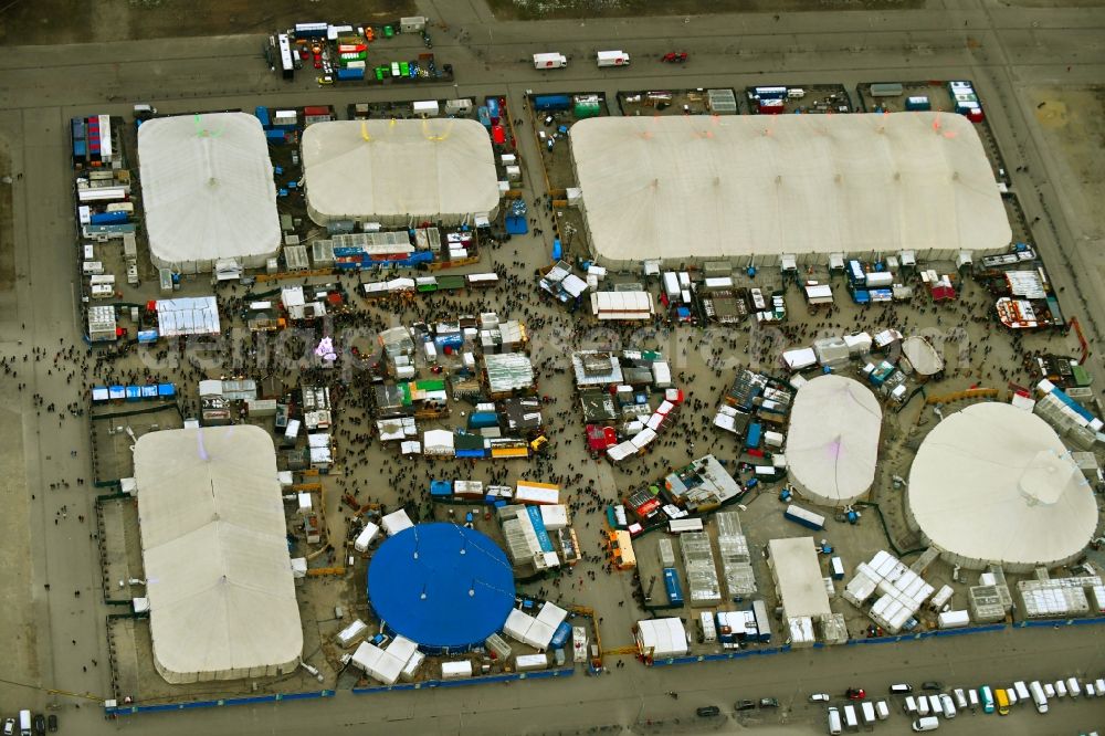 München from above - Participants at the event area Tollwood Winterfestival 2018 on Theresienwiese in the district Ludwigsvorstadt-Isarvorstadt in Munich in the state Bavaria, Germany