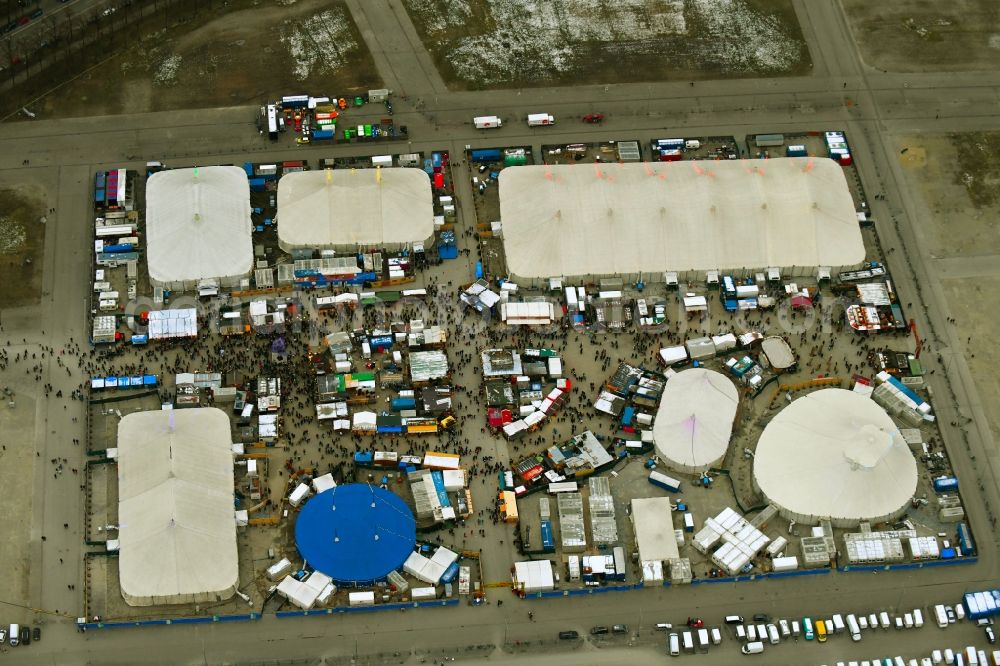 München from the bird's eye view: Participants at the event area Tollwood Winterfestival 2018 on Theresienwiese in the district Ludwigsvorstadt-Isarvorstadt in Munich in the state Bavaria, Germany