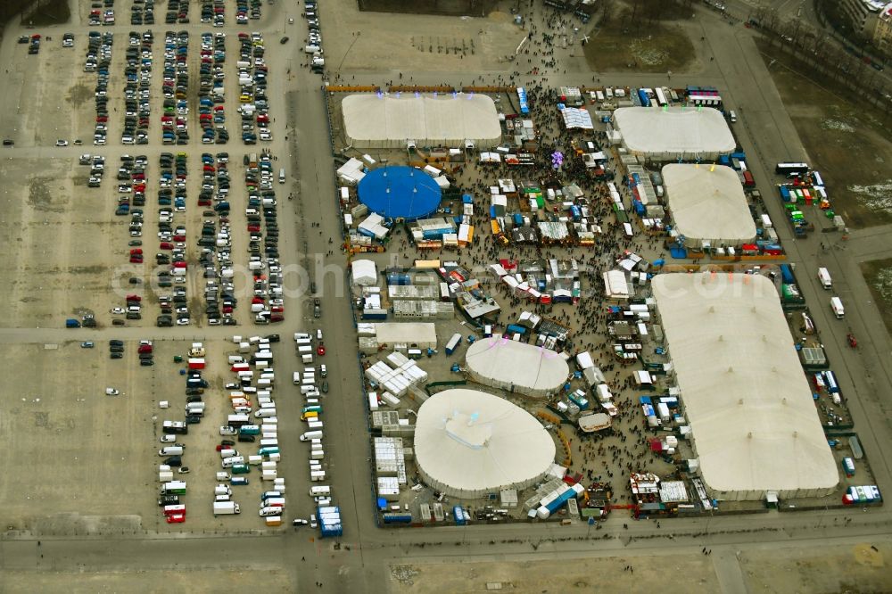 Aerial photograph München - Participants at the event area Tollwood Winterfestival 2018 on Theresienwiese in the district Ludwigsvorstadt-Isarvorstadt in Munich in the state Bavaria, Germany