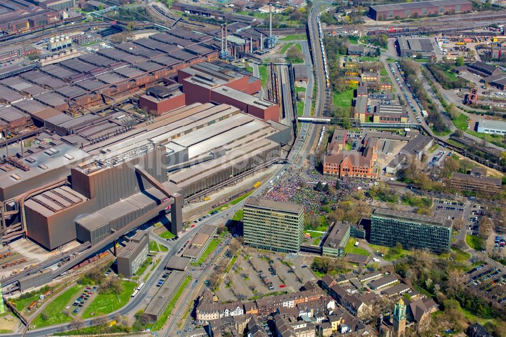 Aerial photograph Duisburg - Participants in a demonstration for steel action of IG Metall in front of the Thyssen Krupp Steel headquarters in Duisburg - Bruck home in Duisburg in North Rhine -Westphalia