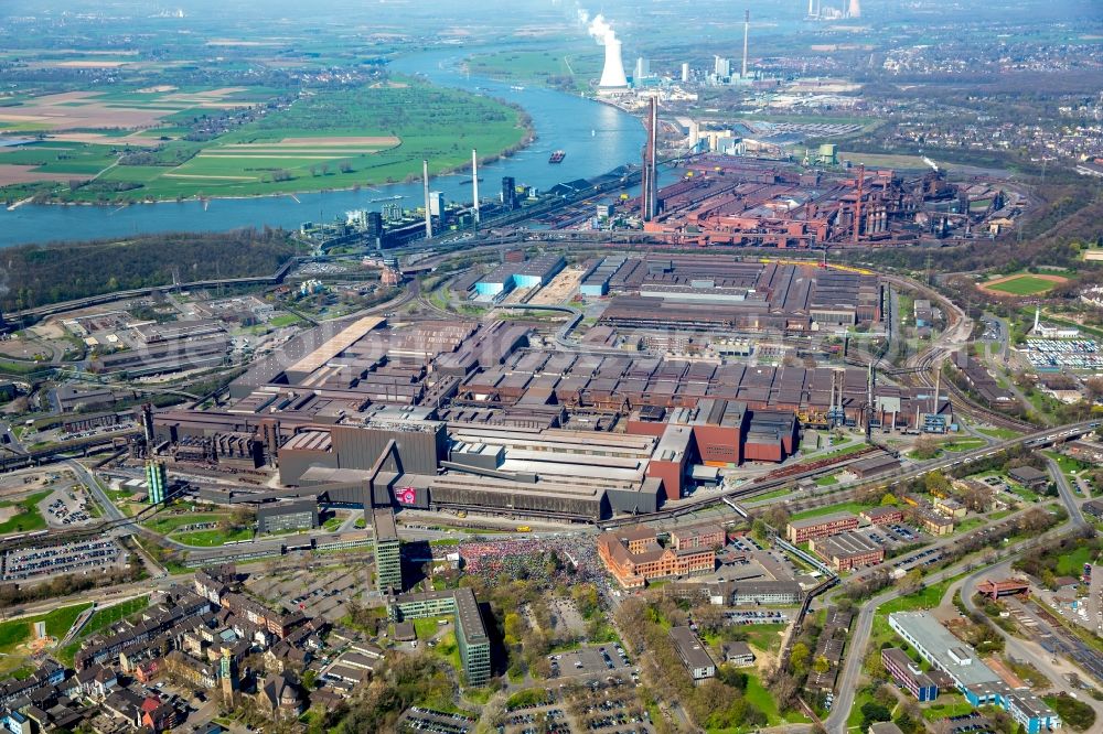 Duisburg from the bird's eye view: Participants in a demonstration for steel action of IG Metall in front of the Thyssen Krupp Steel headquarters in Duisburg - Bruck home in Duisburg in North Rhine -Westphalia