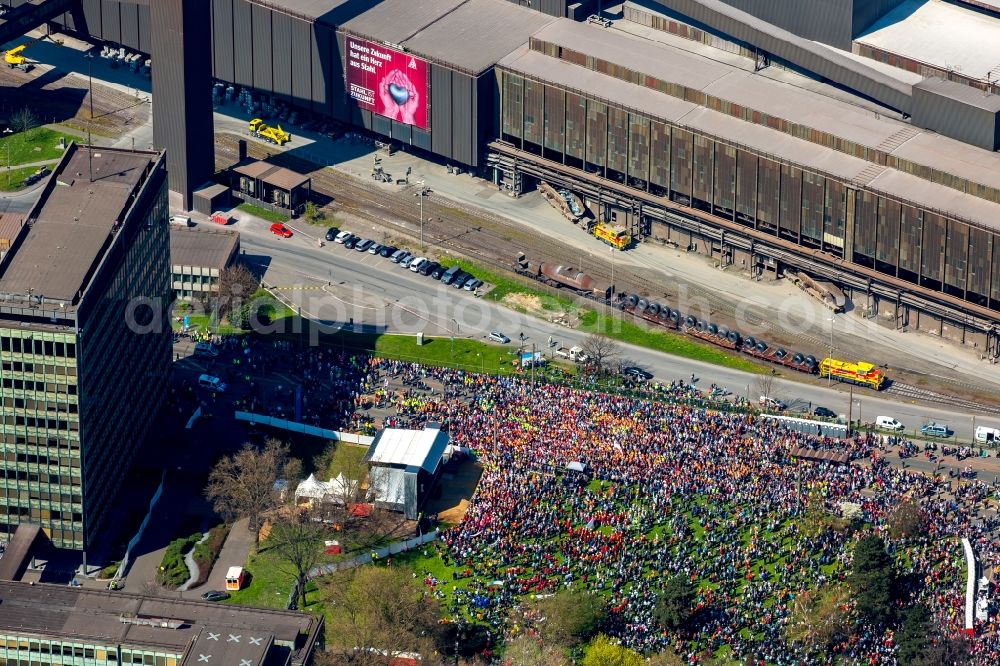 Aerial photograph Duisburg - Participants in a demonstration for steel action of IG Metall in front of the Thyssen Krupp Steel headquarters in Duisburg - Bruck home in Duisburg in North Rhine -Westphalia