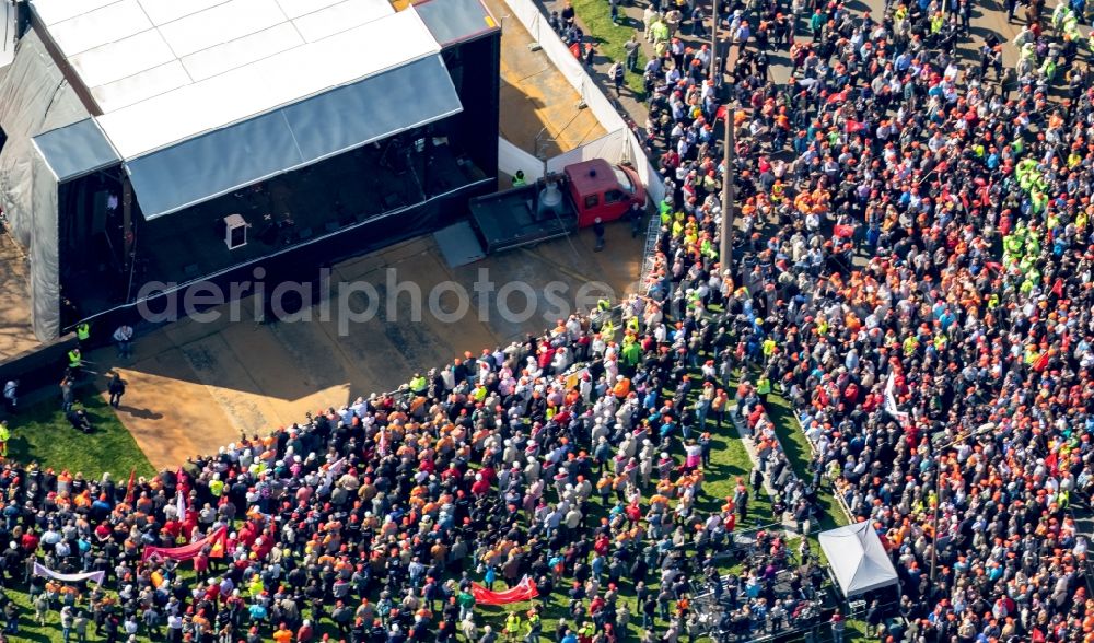 Aerial photograph Duisburg - Participants in a demonstration for steel action of IG Metall in front of the Thyssen Krupp Steel headquarters in Duisburg - Bruck home in Duisburg in North Rhine -Westphalia