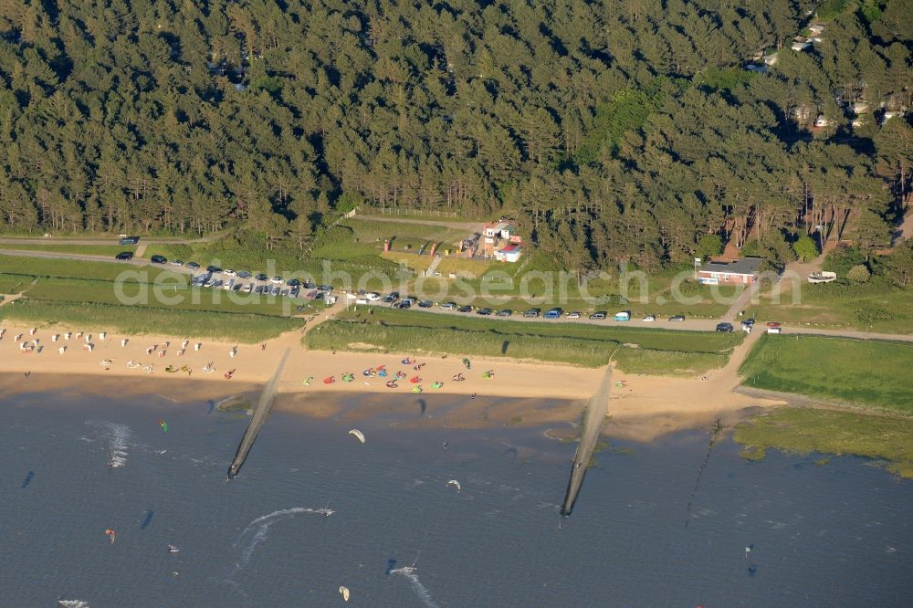 Cuxhaven from the bird's eye view: Participants of the sporting event kitesurfing at Sahlenburg beach in Cuxhaven in the state Lower Saxony